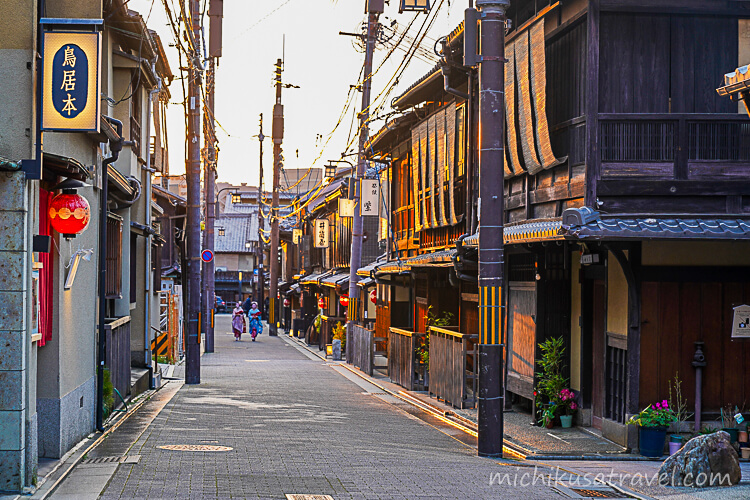 祇園の青柳小路に並ぶ町家とお茶屋の看板