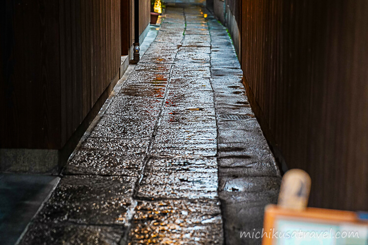 東山の石畳の路地