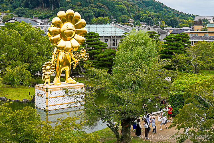 日本庭園に展示された村上隆の《お花の親子》