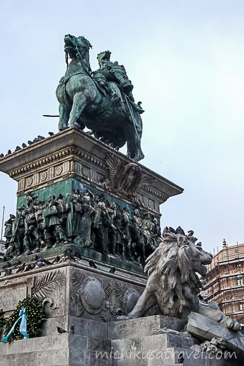 ドゥオーモ広場（ヴィットリオ・エマニュエーレ2世の騎馬像）