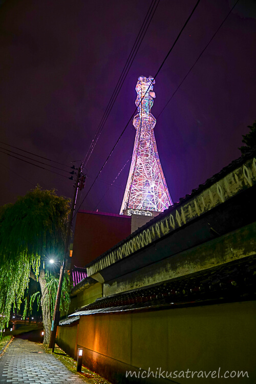 茣蓙九商店と東北電力岩手支店の鉄塔
